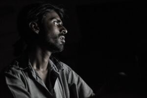 homem com semblante sombrio