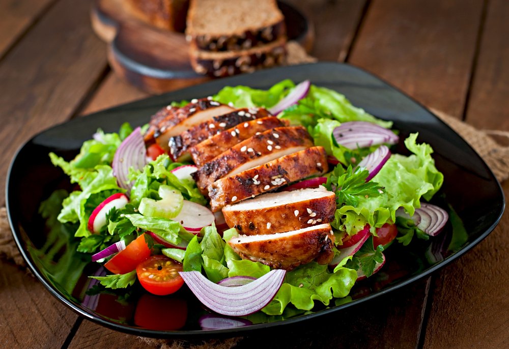 Salada de legumes fresca com peito de frango grelhado.