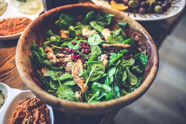 Alimentos saudáveis como abacate, espinafre e sementes de abóbora que ajudam a melhorar o sono.