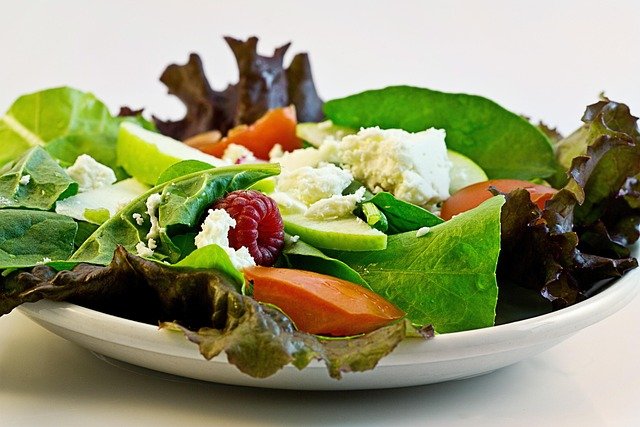 Prato com salada colorida rica em vitaminas e minerais, ideal para a saúde da pele